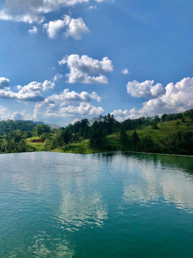Riverbank Resort Gampola Bagian luar foto