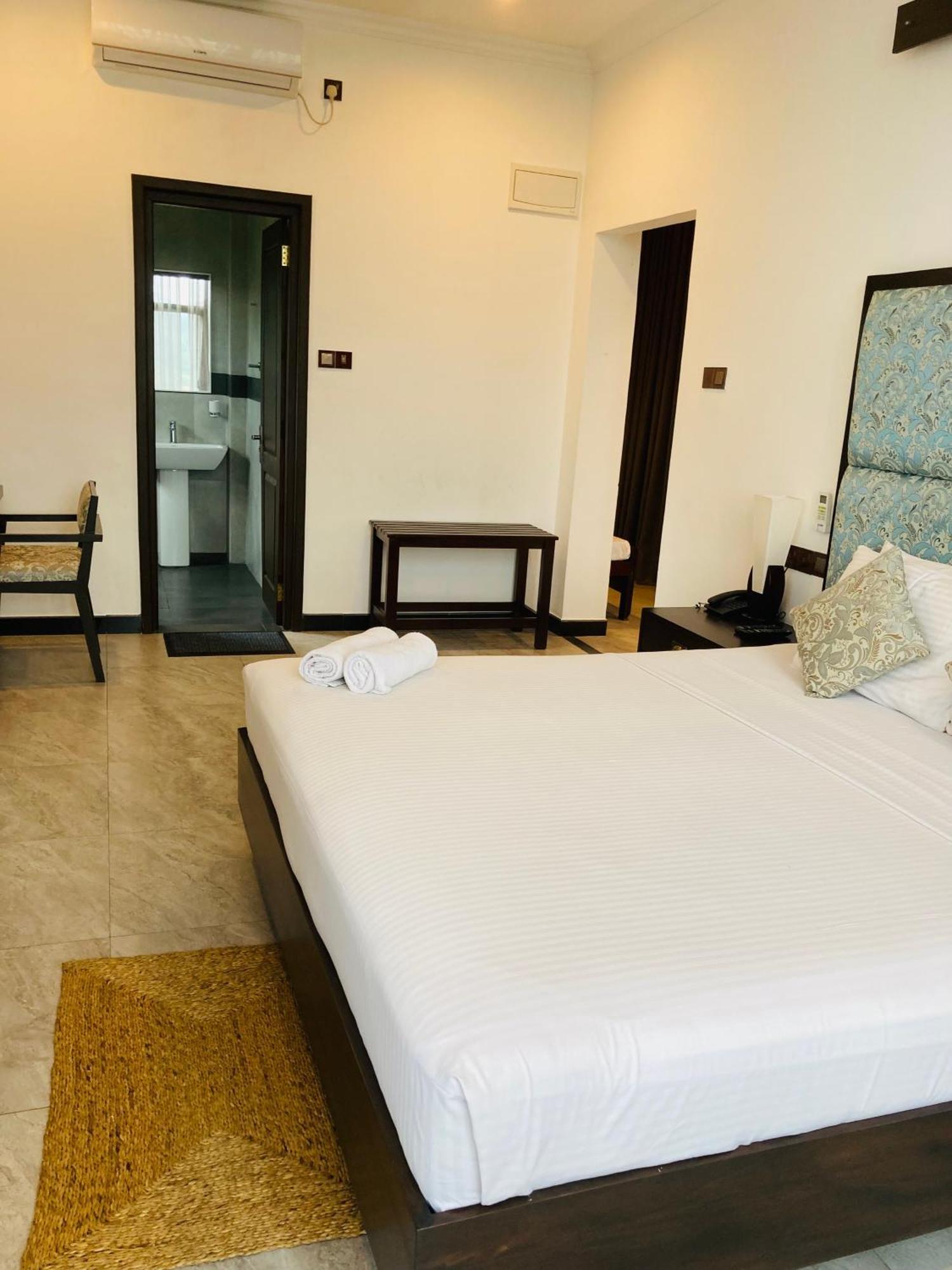 Riverbank Resort Gampola Bagian luar foto