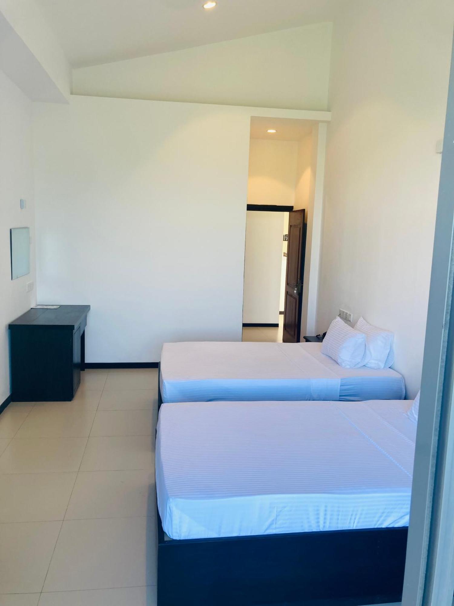 Riverbank Resort Gampola Bagian luar foto
